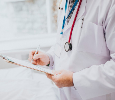 Здатність лікаря інтерпретувати наукові дані, застосовувати їх до конкретного пацієнта та приймати усвідомлені клінічні рішення.